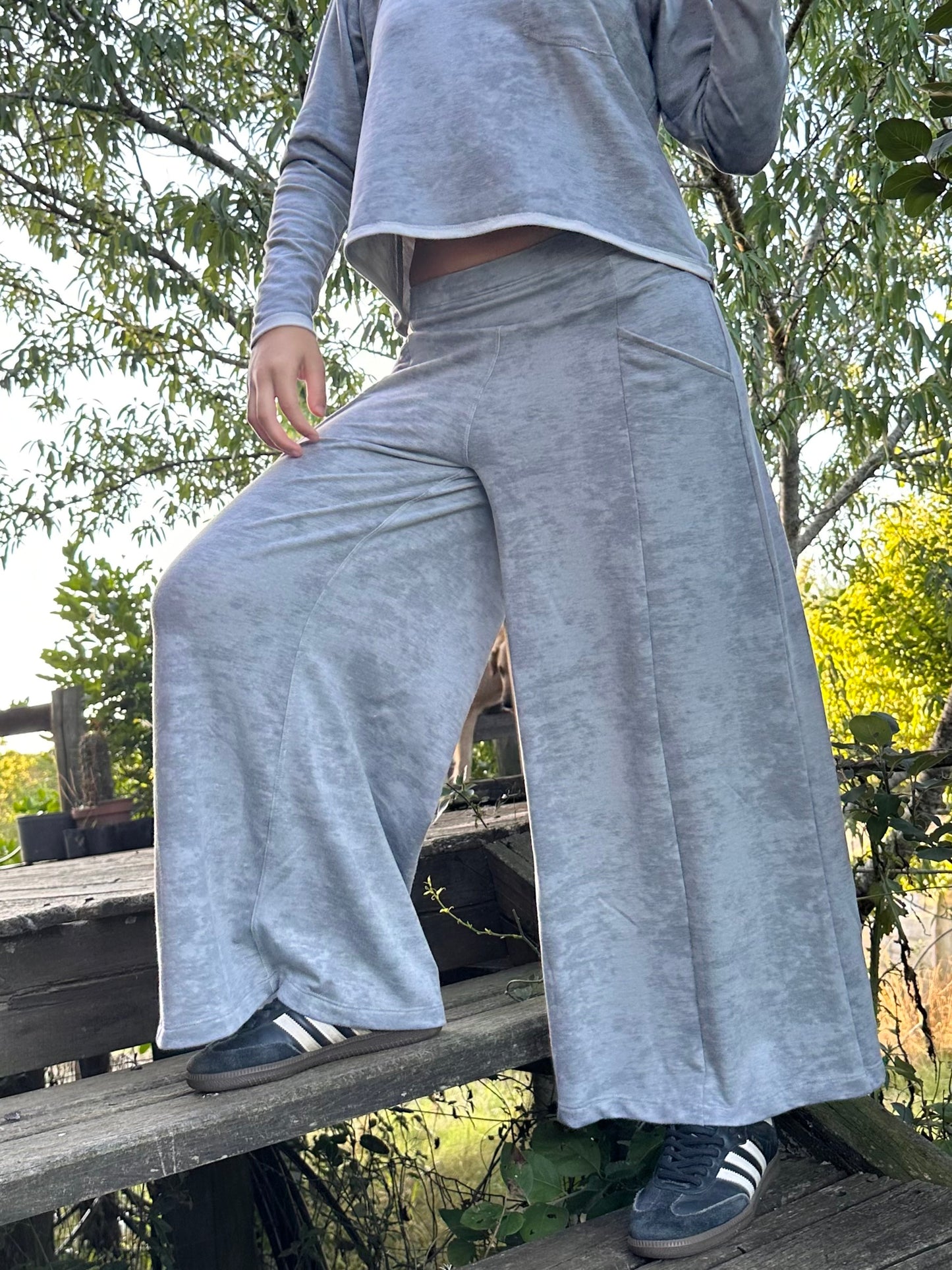 SET| Palazzo Evasé + Buzo Gris Batik